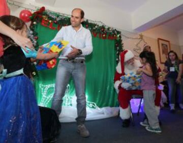 Sergio Jadue compartió con los niños en el Hospital Calvo Mackenna.