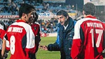 <b>DESTACADOS</b>. Moré arenga a sus jugadores.