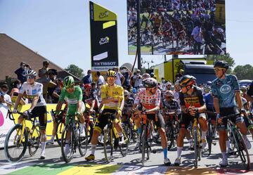 (De izquierda a derecha) Jonas Vingegaard de Dinamarca del equipo Jumbo Visma con la camiseta blanca para el mejor joven, Mark Cavendish de Gran Bretaña del equipo Deceuninck Quickstep con la camiseta verde del mejor velocista, Tadej Pogacar de Eslovenia 