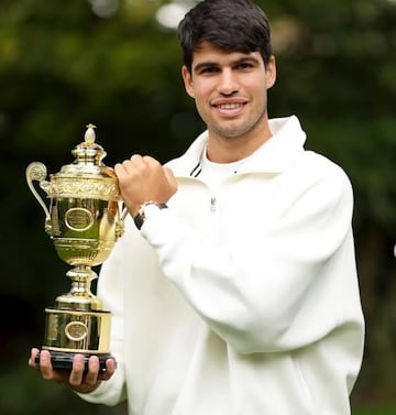 Carlos Alcaraz, con el trofeo de campeón de Wimbledon 2024.