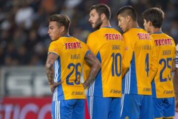 Mientras que los Tigres han apostado por el dinero, los Pumas buscan revivir su cantera. El valor de la plantilla de los regiomontanos es de 56.75 millones de euros, mientras que el de Pumas es de 22.83 millones de euros, es decir menos de la mitad.