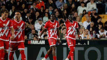 Ciss celebra con Nteka su gol al Valencia.