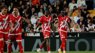 Ciss celebra con Nteka su gol al Valencia.