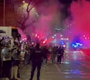Recibimiento de aúpa al bus del Madrid con aroma a noche grande de Champions