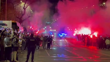 Recibimiento de aúpa al bus del Madrid con aroma a noche grande de Champions