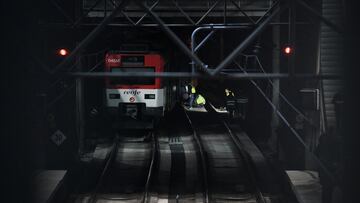 Un tren descarrilado en la estación de Puerta de Atocha-Almudena Grandes, a 5 de diciembre de 2023, en Madrid (España).  La circulación de trenes de la red de Cercanías de Renfe se encuentra cortada al tráfico en ambos sentidos entre Atocha y Recoletos debido a la salida de la vía de un convoy procedente de Villalba a la entrada de la estación de Atocha. En el incidente un par de personas han sufrido contusiones leves, según indican desde Renfe.
05 DICIEMBRE 2023;DESCARRILAR;DESCARRILADO;TREN;CERCANÍAS;RENFE;DESCARRILAMIENTO;ACCICENTE;FERROVIAL;FERROVIARIO;
Fernando Sánchez / Europa Press
05/12/2023