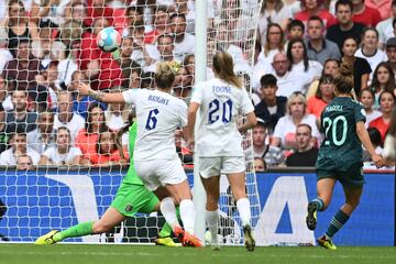 Lina Magull marca el 1-1 para Alemania.
