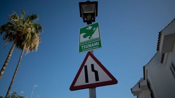 A picture taken in Chipiona, southern Spain, on November 6, 2023 shows a sign in the street showing the direction to go in case of a tsunami during an annual tsunami drill. (Photo by JORGE GUERRERO / AFP)