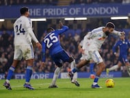 Soccer Football - Premier League - Chelsea v Leeds United - Stamford Bridge, London, Britain - February 10, 2026 Leeds United's Jayden Bogle in action with Chelsea's Moises Caicedo Action Images via Reuters/Andrew Couldridge EDITORIAL USE ONLY. NO USE WITH UNAUTHORIZED AUDIO, VIDEO, DATA, FIXTURE LISTS, CLUB/LEAGUE LOGOS OR 'LIVE' SERVICES. ONLINE IN-MATCH USE LIMITED TO 120 IMAGES, NO VIDEO EMULATION. NO USE IN BETTING, GAMES OR SINGLE CLUB/LEAGUE/PLAYER PUBLICATIONS. PLEASE CONTACT YOUR ACCOUNT REPRESENTATIVE FOR FURTHER DETAILS..