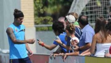 <b>QUERIDO. </b>Osvaldo firma autógrafos a varios aficionados del Espanyol.