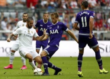 Eric Dier intenta robarle el balón a Isco.