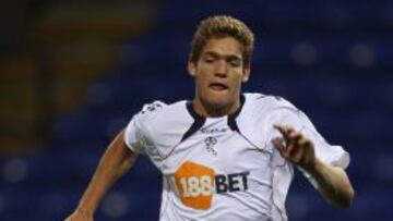 Marcos Alonso, en un partido con el Bolton.