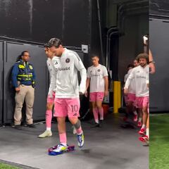 Messi, indiferente cuando le tiran una playera del Barcelona en partido de Inter Miami