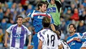 <b>PORTERAZO EN PUCELA. </b>Sergio Asenjo, imponente, se eleva en el área y bloca el balón ante el ímpetu de Manu. Un porterazo de 18 años.