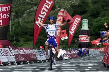 El ciclista español Peio Arreitunandia celebra su victoria en la cima de la Virgen de Oro en la Euskal Bizikleta de 2005.