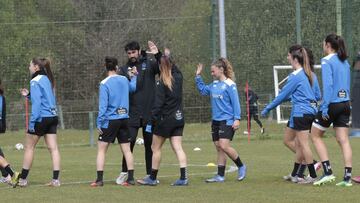 Miguel Llorente saluda a sus jugadoras en un entrenamiento en Abegondo.