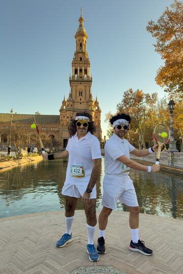 Participantes disfrazados de tenistas en la  29 edición de la San Silvestre de Sevilla.