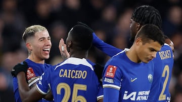 Los jugadores del Chelsea celebran el gol de Enzo Fernández ante el Preston North End.