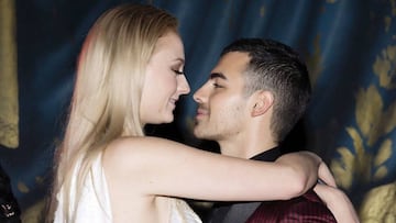 La actriz de Juego de Tronos Sophie Turner y el cantante Joe Jonas abrazados