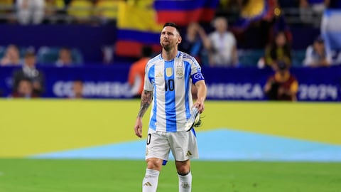 MIAMI GARDENS, FLORIDA - JULY 14: Lionel Messi of Argentina reacts as he leaves the pitch after suffering an injury during the CONMEBOL Copa America 2024 Final match between Argentina and Colombia at Hard Rock Stadium on July 14, 2024 in Miami Gardens, Florida.   Buda Mendes/Getty Images/AFP (Photo by Buda Mendes / GETTY IMAGES NORTH AMERICA / Getty Images via AFP)