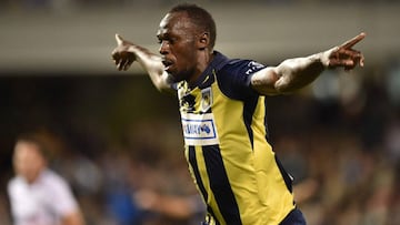 Usain Bolt celebra un gol con la camiseta del Central Coast Marinersen su partido ante el Macarthur South West United.