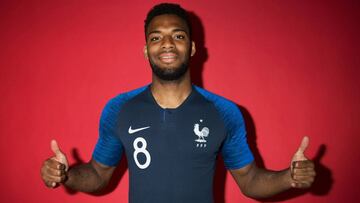 Lemar posando con la camiseta de Francia.