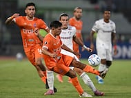 Deportivo La Guaira's Argentine midfielder #32 Franco Caceres and Fluminense's Uruguayan midfielder #17 Agustin Canobbio fight for the ball during the Copa Libertadores group stage football match between Venezuela's Deportivo La Guaira and Brazil's Fluminense at the Olimpico de la UCV stadium in Caracas on April 7, 2026. (Photo by Juan BARRETO / AFP)