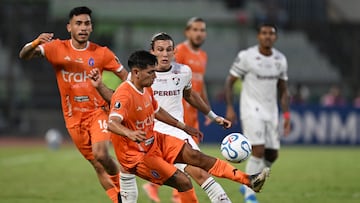 Deportivo La Guaira's Argentine midfielder #32 Franco Caceres and Fluminense's Uruguayan midfielder #17 Agustin Canobbio fight for the ball during the Copa Libertadores group stage football match between Venezuela's Deportivo La Guaira and Brazil's Fluminense at the Olimpico de la UCV stadium in Caracas on April 7, 2026. (Photo by Juan BARRETO / AFP)
