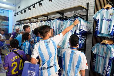 El Málaga presenta en plena Feria su segunda e impactante equipación