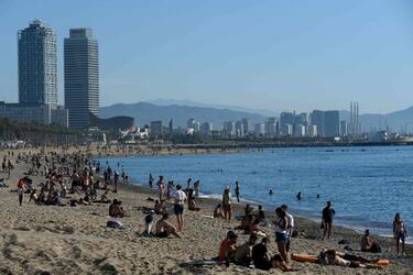 Las playas de Barcelona y Valencia, llenas de gente y sin distancia de seguridad