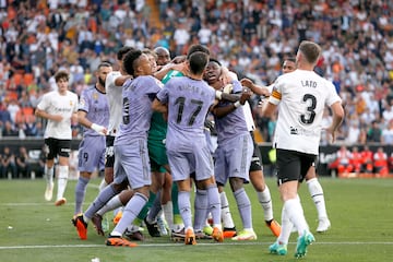 Vinicius recriminó a la grada de Mestalla insultos racistas y amenazó con marcharse del terreno de juego. Más tarde hubo una gran tangana entre los jugadores del Valencia y el Real Madrid en la que Vinicius acabó expulsado.