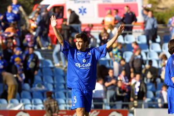 El defensa español se terminó de formar como futbolista en las categorías inferiores del Valencia hasta su debut en el primer equipo con 18 años. Para que cogiera experiencia fue cedido al Getafe la temporada 2004-05. Al finalizar la cesión al equipo madrileño regresó al equipo valenciano para disputar cuatro temporadas hasta su salida en 2009. 