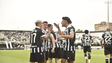 Los albinegros celebran el tanto que dio la victoria ante el Antequera CF.