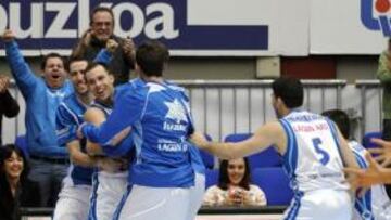 <b>UNA PIÑA. </b>Varios jugadores del Lagun Aro abrazan a Baron.