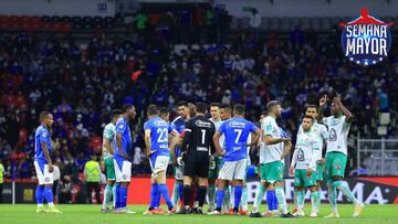 Jugadores de Cruz Azul y Le&oacute;n durante la suspensi&oacute;n del partido por el grito homof&oacute;bico