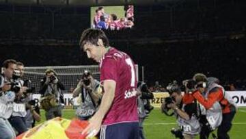 <b>TORERO. </b>Raúl celebró con la bandera de España como capote su primer título con el Schalke. Luego posó con la Copa, como Jurado.