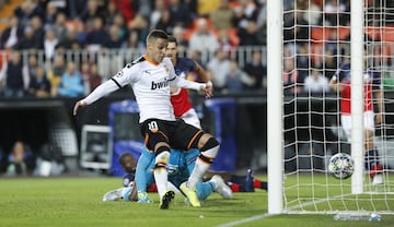 2-1. Rodrigo Moreno observa como entra el balón en la portería tras desviar Adama Soumaoro el centro de Gayá.