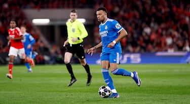 0-1. Recibe Vinicius de Mbappé en el costado izquierdo, encara a su marca, traza la diagonal hacia dentro del área y saca un latigazo con la derecha para mandar el balón a la escuadra de la portería del Benfica. Imparable parra Anatoliy Trubin.