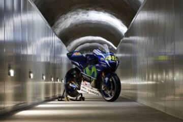 Sesi¨®n de fotos de la Yamaha YZR-M1s de Jorge Lorenzo y Valentino Rossi en Punta Helbronner con el Mont Blanc (4,810 m) de fondo.