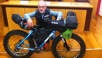 El aventurero Juan Carlos N&aacute;jera, en la presentaci&oacute;n de su participaci&oacute;n en la Idita Bike Extreme.