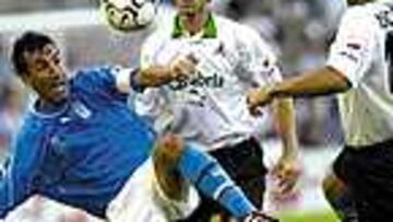 DISPUTADO. Racing y Oviedo jugaron un encuentro muy disputado y basado en la presión.