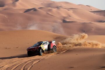 Sebastien Loeb y Fabian Lurquin durante la sexta etapa del Rally Dakar con un recorrido en Shubaytah, en pleno en Empty Quarter, en Arabia Saudí.