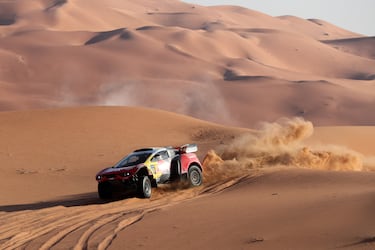 Sebastien Loeb y Fabian Lurquin durante la sexta etapa del Rally Dakar con un recorrido en Shubaytah, en pleno en Empty Quarter, en Arabia Saudí.