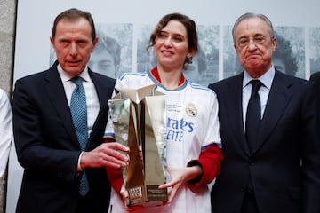 Emilio Butragueño, Isabel Díaz Ayuso y Florentino Pérez. 