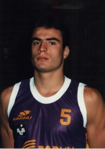 Retrato de Lalo García con la camiseta del Forum Vallodolid.