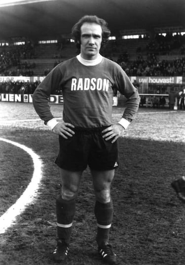 Este exjugador belga Wilfried van Moer fue uno de los mediocampistas que lideró a su selección en la Eurocopa de 1980, cuando jugó la final ante Alemania y la perdió. Durante los 20 años de carrera jugó en cinco clubes de la liga de su país. Como internacional disputó 57 partidos y anotó nueve goles. 