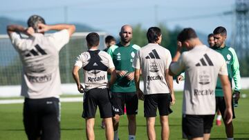 Claudio Giráldez, entrenador del Celta Fortuna, rodeado de jugadores en las instalaciones de A Madroa.