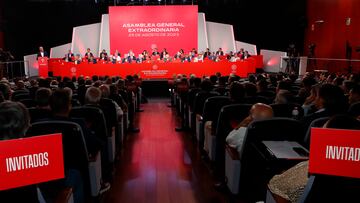 MADRID, 25/08/2023.- El presidente de la Real Federaci¨®n Espa?ola de F¨²tbol, Luis Rubiales (I), durante su intervenci¨®n en la Asamblea General de dicho organismo en la que ha anunciado que no dimitir¨¢ de su cargo tras la pol¨¦mica por el beso que dio a la futbolista Jenni Hermoso al ganar el Mundial femenino, que ha defini¨® como "espont¨¢neo, mutuo, euf¨®rico y consentido" aunque ha pedido disculpas "por el contexto en el que se produjo".. EFE/ RFEF/Eidan Rubio/SOLO USO EDITORIAL/SOLO DISPONIBLE PARA ILUSTRAR LA NOTICIA QUE ACOMPA?A (CR?DITO OBLIGATORIO)
