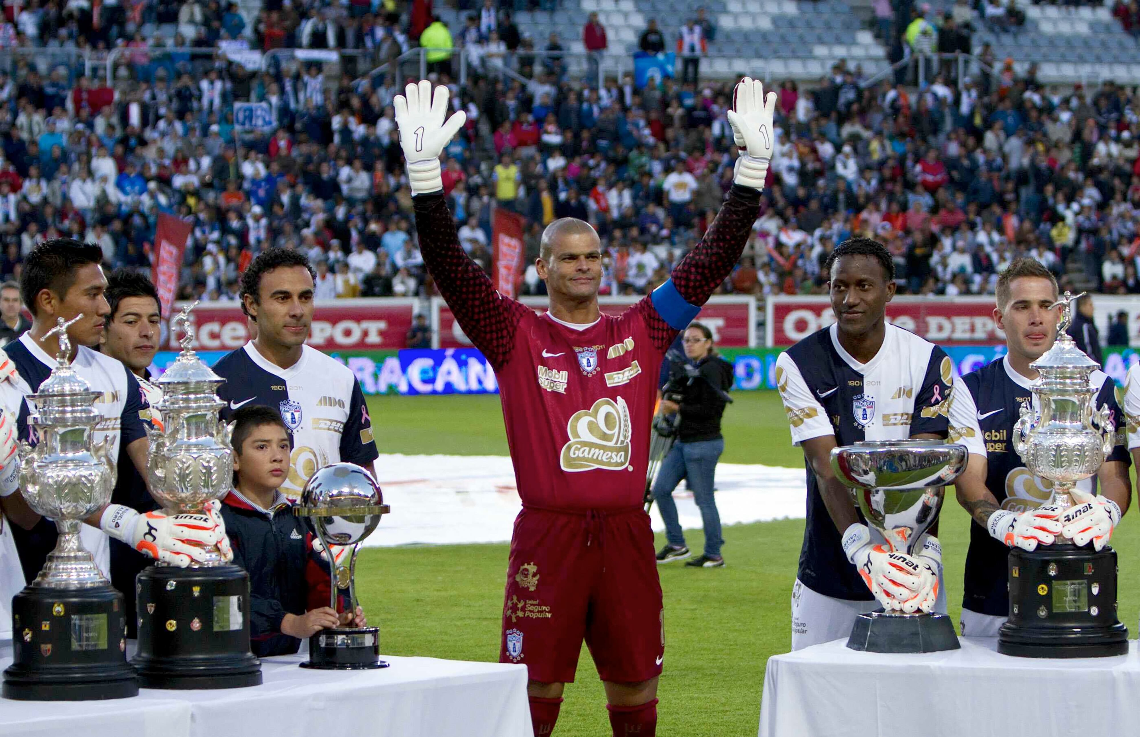 SOCCER/FUTBOL APERTURA 2011 JORNADA 14: PACHUCA VS PUMAS Actio photo of Miguel Calero of Pachuca, during week14 game of the Apertura 2011./Foto de accion de Miguel Calero de Pachuca, durante juego de la semana14 del Apertura 2011. 22 October 2011. MEXSPORT/AGUSTIN CUEVAS