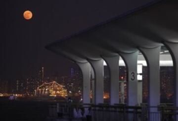 La superluna vista desde el Puerto de Victoria de Hong Kong.